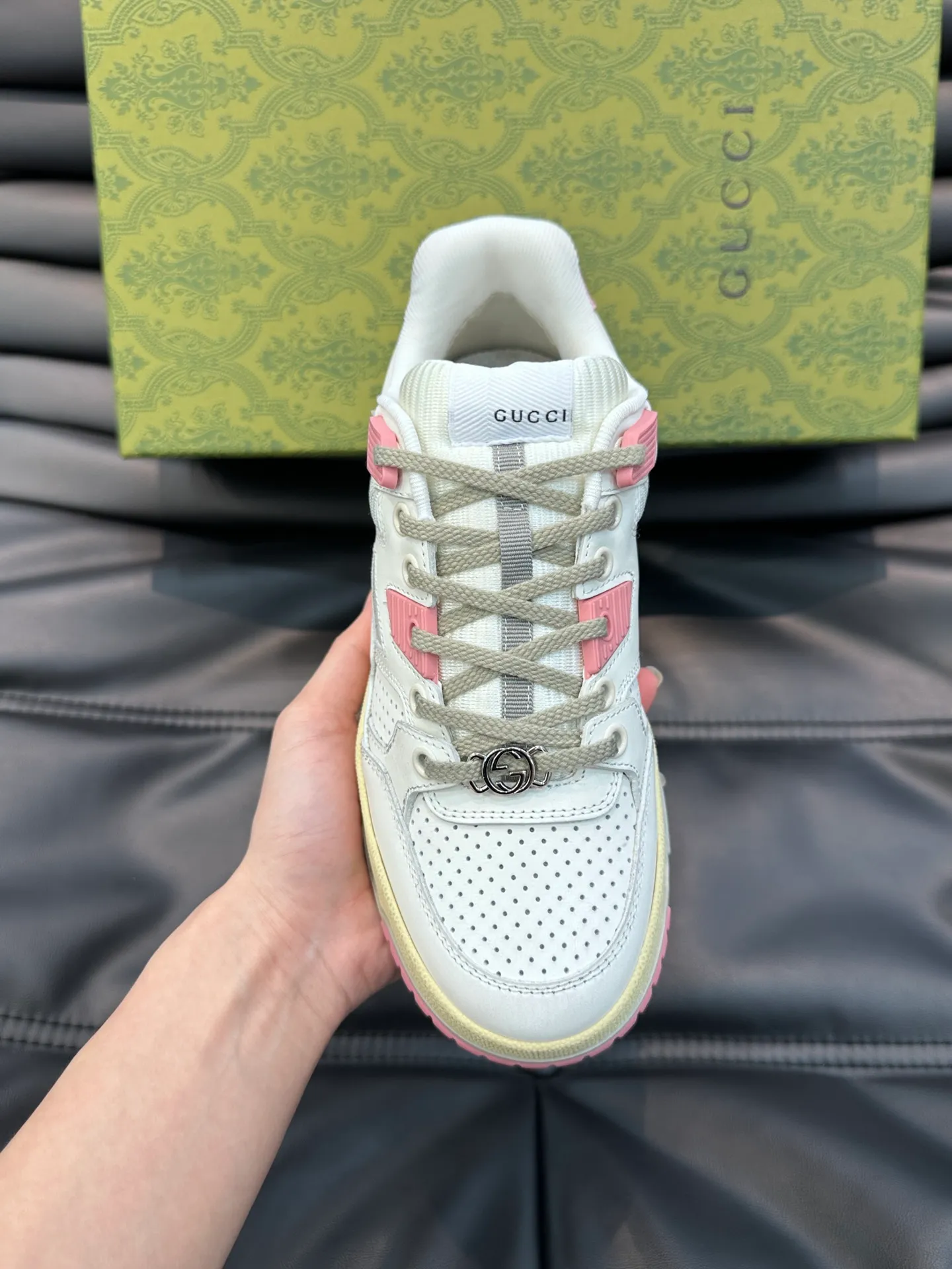 Men's Men's Shoes 💰p520 "GUCC*" Gucci's new couple's 👫 distressed effect sneakers. This low-top sneaker adopts a basketball-style silhouette design and cleverly incorporates hollow panels and distressed effects, showing its unique ingenuity. The ingenuity incorporates brand logo details such as interlocking Double G styling accessories and Gucci lettering, a low-key tribute to the brand's design heritage. A rubber non-slip outsole, inlays and embossed sole give the entire design a contemporary feel. Size: 35-45